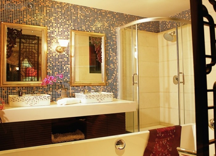 idee-deco-salle-de-bain-avec-mosaique-double-vasque-et-cabine-de-douche