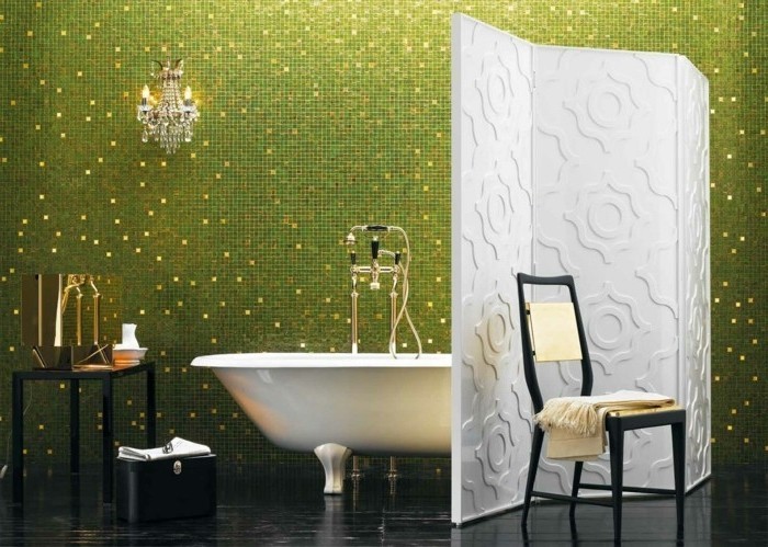 modele-sale-de-bain-avec-jolie-mosaïque-en-vert-paravent-salle-de-baine-baignoire-à-poser-blanche