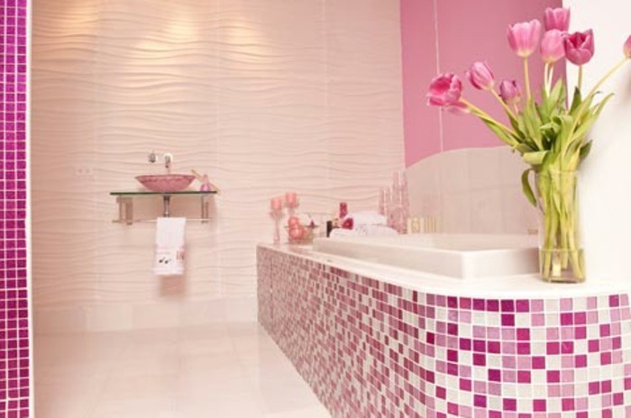 modele-salle-de-bain-féminine-avec-superbe-mosaïque-rose-baignoire-à-encastrer