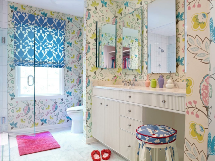 modele-salle-de-bain-pour-une-fille-ado-idée-papier-paint-multicolore-ambiance-gaie