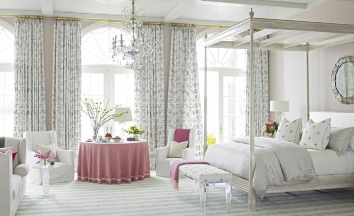 3.une-idée-géniale-chambre-adulte-lumineuse-lit-à-baldquin-couleurs-clairs-fauteuils-confortables