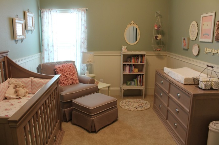 36idée-de-déco-chambre-bébé-vintage-style-lit-à-barreaux-étagères-commode-fauteil