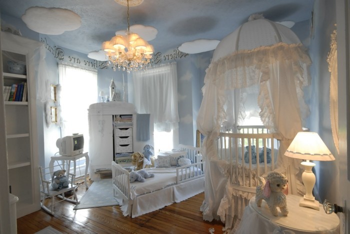 37magnifique-chambre-bébé-luxueuse-déco-plafond-nuages-armoire-lit-à-barreaux-table-de-nuit-bibliothèque-lustre