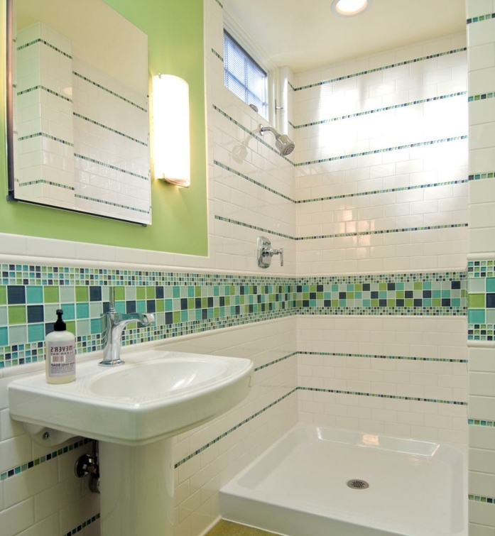 déco-salle-de-bain-petite-idée-carrelage-salle-de-bain-intéressant-subtil-jeux-de-couleurs-idée-douche-lavabo-colonne
