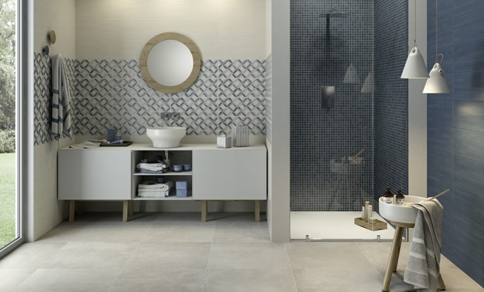 modele-salle-de-bain-en-bleu-gris-et-blanc-cabine-de-douche-vasque-à-poser-miroir-rond-meuble-salle-de-bain-pratique-idée-carrelage-salle-de-bain-à-differentes-couleurs-et-motifs