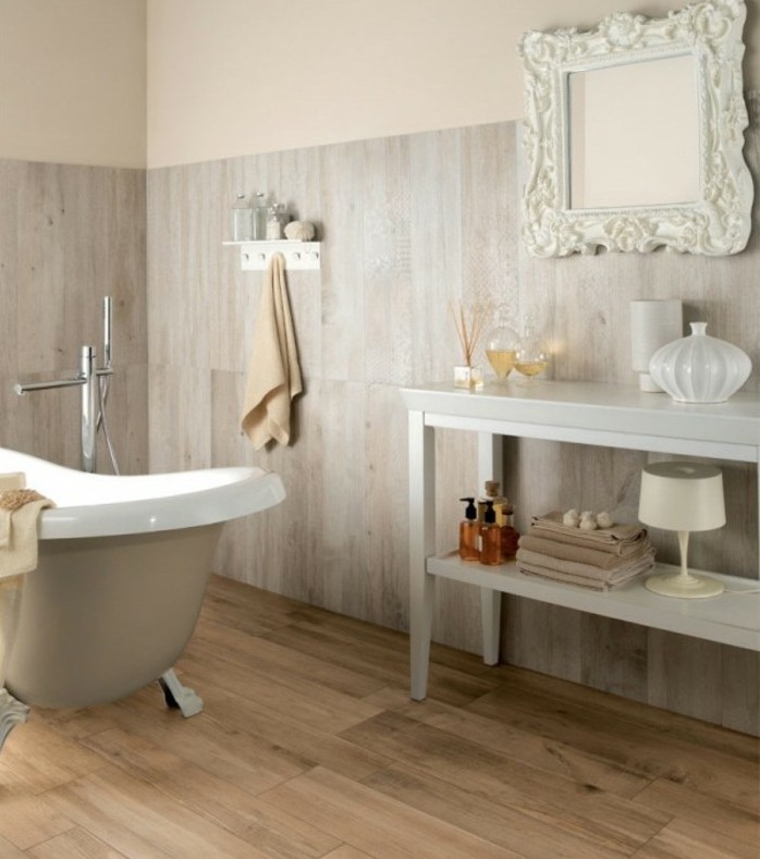 modele-salle-de-bain-vintage-chic-miroir-avec-joli-encadrement-jolie-baignoire-à-poser-espace-de-rangement-idée-carrelage-salle-de-bain-imitation-parquet