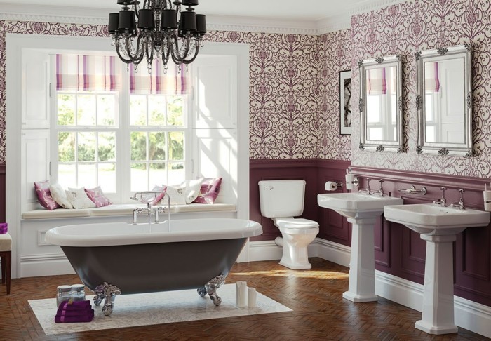 jolie-déco-salle-de-bain-idée-salle-de-bain-avec-parquet-en-bois-idée-papier-peint-salle-de-bain-à-motifs-floraux-baignoire-à-poser-au-centre-siège-fenêtre-lavabo-colonne