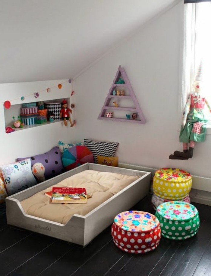 43style-montessori-chambre-bébé-lit-étagères-coussins_poufs-confortables