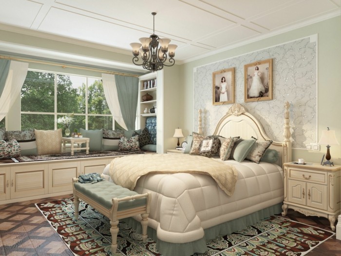 5.brillante-idée-déco-chambre-adultte-style-néo-classique-vintage-belle-déco-murale-grand-lit-coussins-lustre-siège-côté-fenêtre