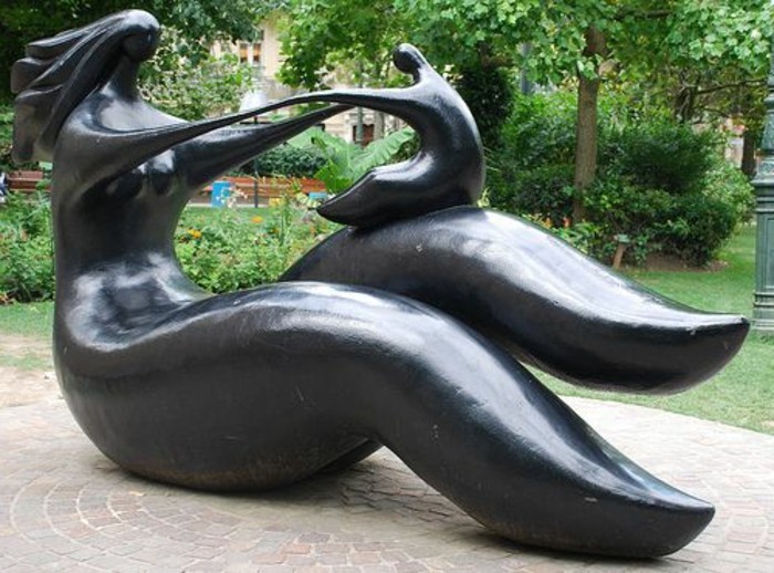 52-Sculpture exterieure - figure de femme et d'enfant