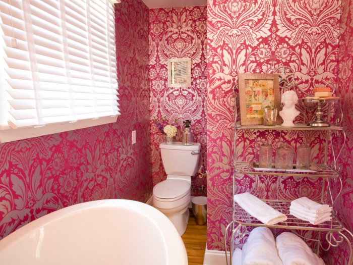 déco-salle-de-bain-en-rose-style-victorien-magnifique-idée-papier-peint-salle-de-bain