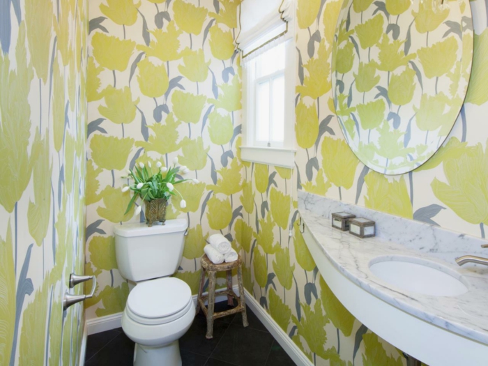 déco-salle-de-bain-originale-papier-peint-salle-de-bain-à-motifs-floraux