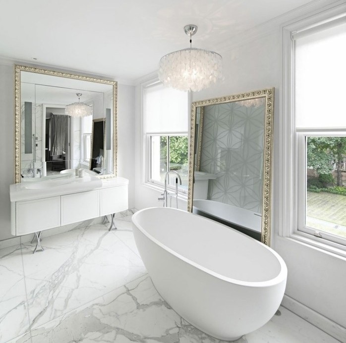 idee-salle-de-bain-très-esthétique-salle-de-bain-en-marbre-deux-gros-miroirs-avec-joli-encadrement-baignoire-blanche