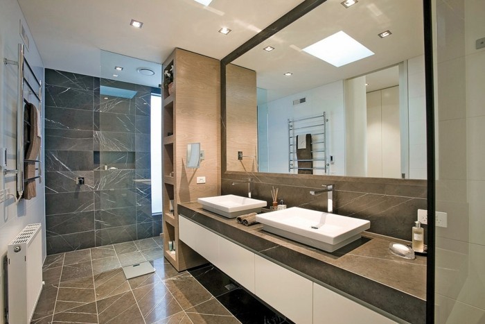modele-salle-de-bain-chic-luxe-revêtement-en-dalles-de-marbre-double-vasque-à-poser-meuble-de-rangement-grand-miroir-rectangulaire