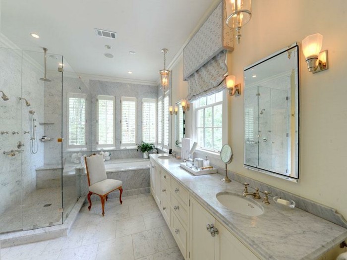 modele-salle-de-bain-féminine-salle-de-bain-en-marbre-de-carrare-décor-blanc-cabine-douche-baignoire-encastrée-jolie-coiffeuse