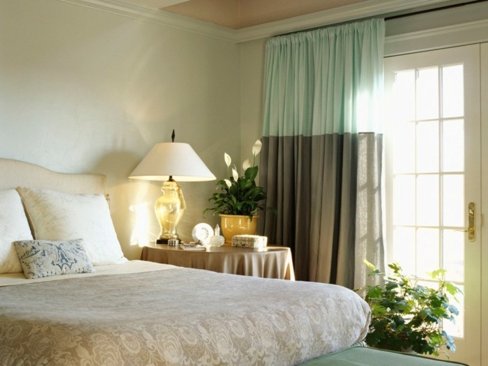 7.idée-de-déco-chambre-adulte-lit-lampe-rideaux-fleurs-table-de-nuit