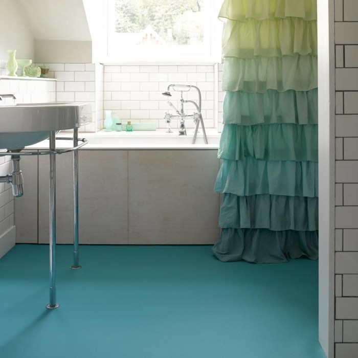 déco-salle-de-bain-sol-en-vinyle-bleu-rideau-de-bain-intéressant-baignoire-à-encastrer