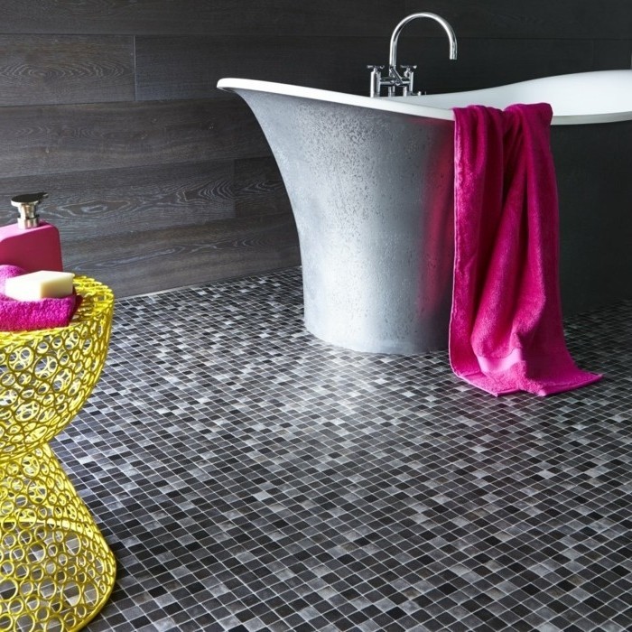modele-salle-de-bain-couleur-taupe-sol-en-vinyle-imitant-mosaique-baignoire-à-poser