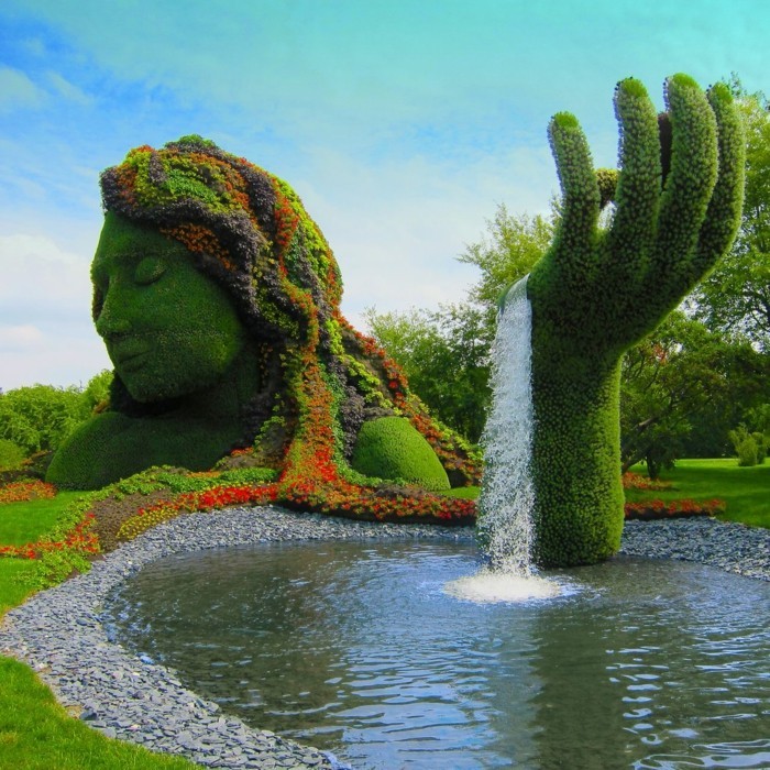 91-Statue jardin une tete de femme et une grande main