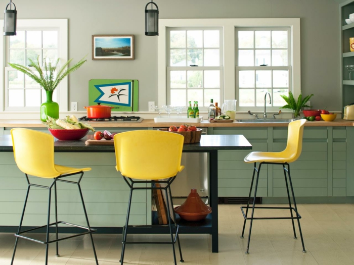 amenager-la-cuisine-selon-les-tendances-2016-chaises-hautes-en-plastique-jaune-bar-de-cuisine