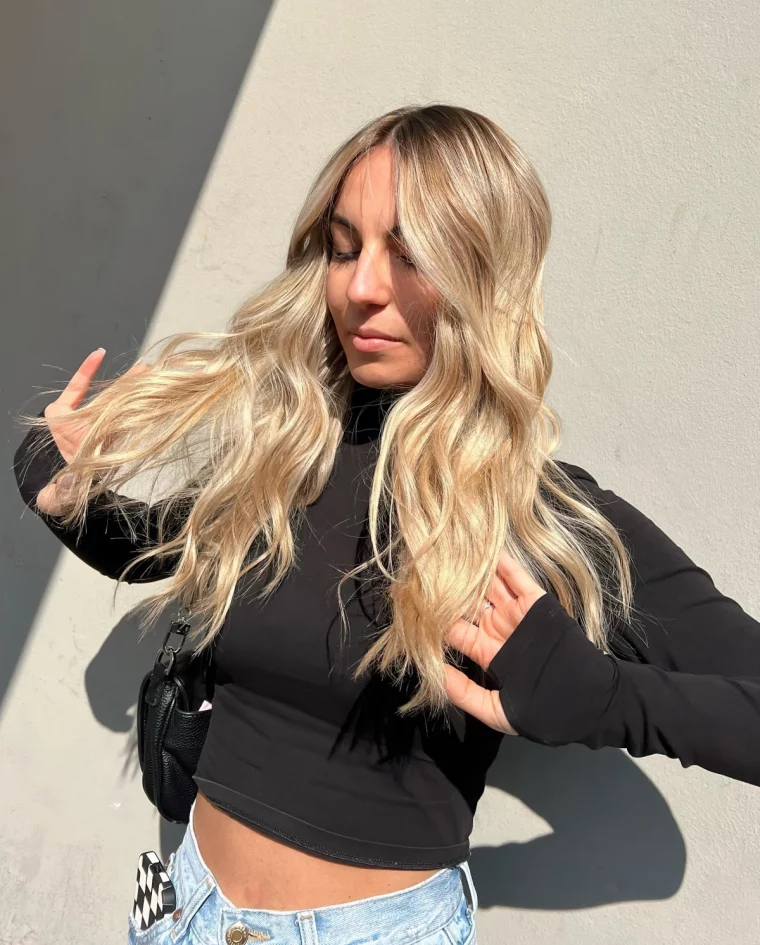 balayage californien sur blonde coiffure wavy ondulations naturelles