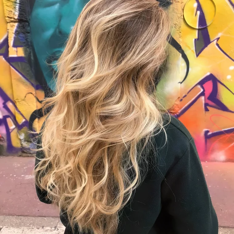 balayage cheveux blond coiffure boucles racines chatain fonce