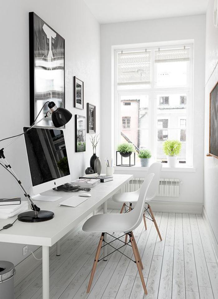 bureau-design-bureau-blanc-épuré-dans-un-intérieur-noir-et-blanc
