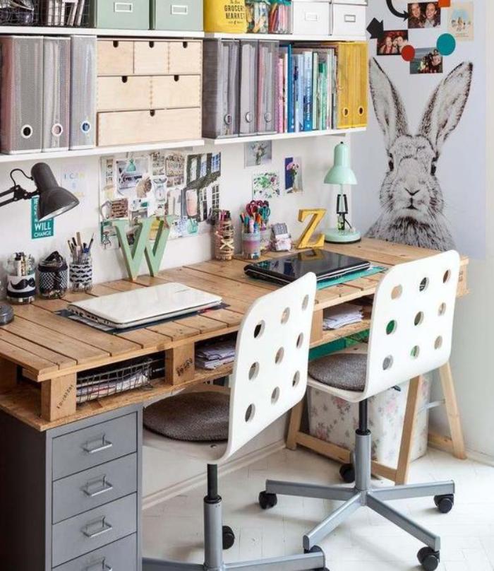 bureau-design-en-palette-bureau-monté-au-mur-avec-belle-déco-chaises-pivotantes