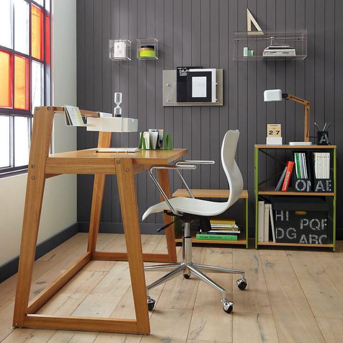 bureau-design-minimaliste-en-bois-chaise-de-bureau-étagères-basses