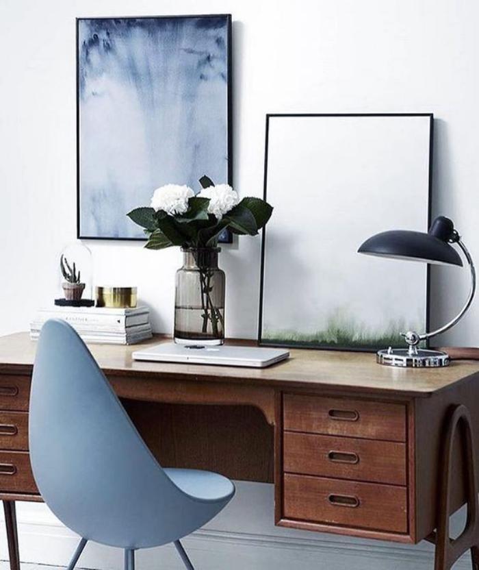 bureau-design-style-mid-century-chaise-bleue-élégante