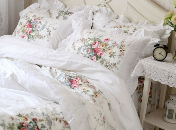 chambre-vintage-adulte-déco-chambre-pas-cher-couverture-de-lit-en-fleurs-réveil-vintage