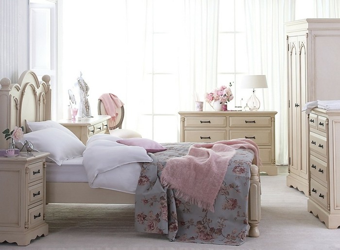 chambre-vintage-adulte-déco-chambre-pas cher-meubles-en-bois-jolis-rideaux-blancs