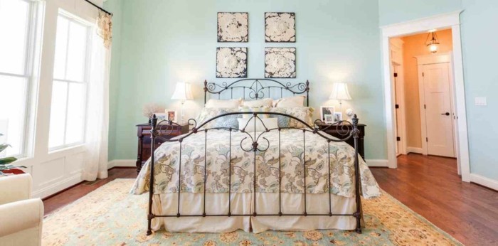 chambre-vintage-adulte-déco-chambre-vintage-tapis-oriental-déco-murale-à-motifs-floraux-lit-fer-forgé-bleu-pastel