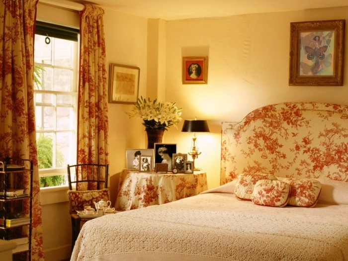 chambre-vintage-déco-chambre-vintage-gros-lit-petite-table-photo-en-noir-e-blanc-belle-déco-motifs-floraux