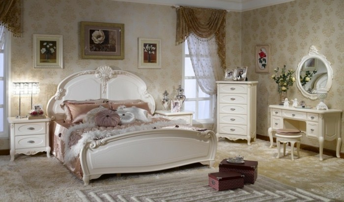 chambre-vintage-déco-chambre-vintage-idée-papier-peint-table-adulte-miroir-commode-blanc-vintage-belles-rideaux-légers-gros-lit-vintage