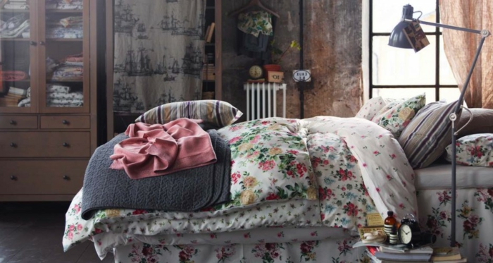 chambre-vintage-déco-chambre-vintage-industril-couverture-de-lit-en-fleurs-détails-vintage