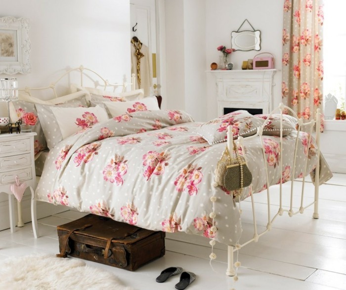 chambre-vintage-déco-chambre-vintage-lit-blanc-plancher-blanc-couverture-de-lit-en-fleurs