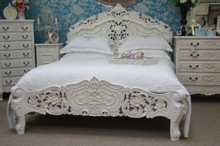 chambre-vintage-déco-chambre-vintage-rococo-idée-papier-peint-chambrr-adulte-commode-blanc-beau-lit-en-blanc
