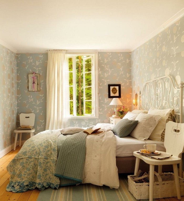 chambre-vintage-idée-papier-peint-chambre-adulte-gros-lit-confortable-chaise-en-bois-lampe-de-chevet-vintage,-vintage-campagne
