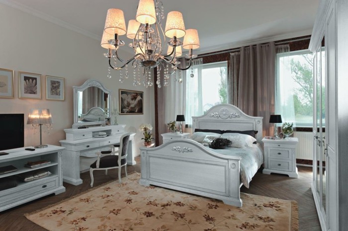 chambre-vintage-murs-blancs-lustre-somptueux-lit-en-bois-blanc-coiffeuse-tapis-à-motifs-floraux-rideaux-élégants,