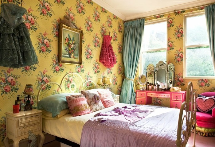 chambre-vintage-très-sympa-déco-vintage-originale-idée-papier-peint-chambre-adulte-vintage-à-motifs-floraux