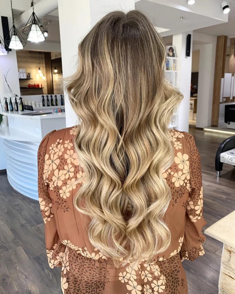 coiffure cheveux tres longs salon ondulations waves plage blondes