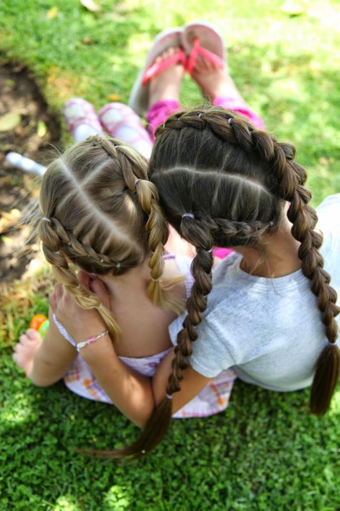 coiffures-pour-enfants-deux-petites-filles-aux-cheveux-tressés