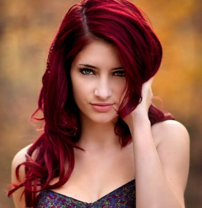 couleur-cheveux-rouge-cerise-originale-sexy-cheveux-maquillage-tendances