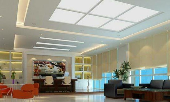 dalle-faux-plafond-design-plafonnier-led-decoration-canape-gris-chaises-oranges