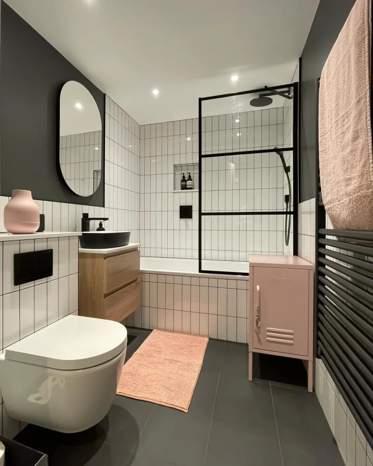 deco salle de bain blanc et gris fonce carrelage accessoires rose pastel