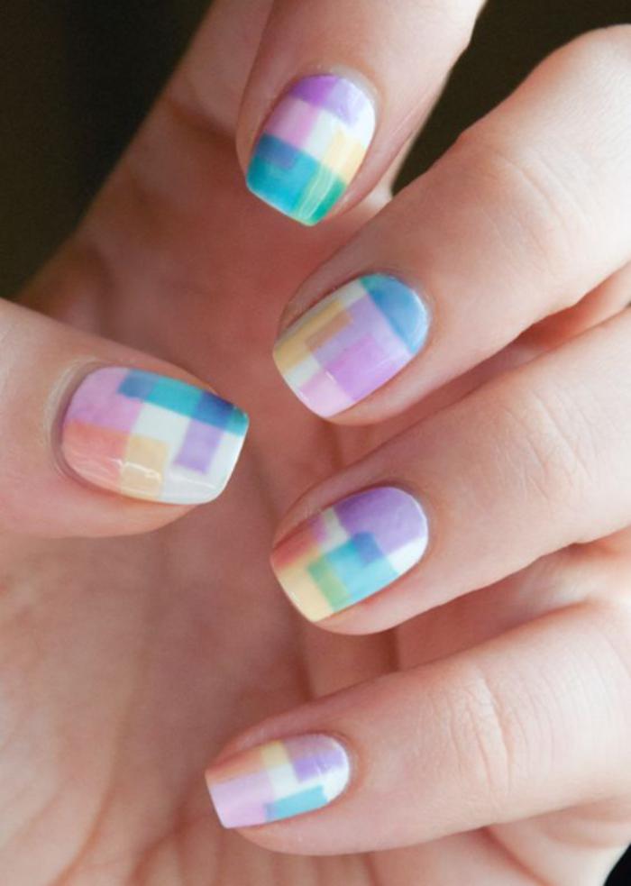 déco-ongles-avec-bandes-autocollantes-nail-art-multicolore