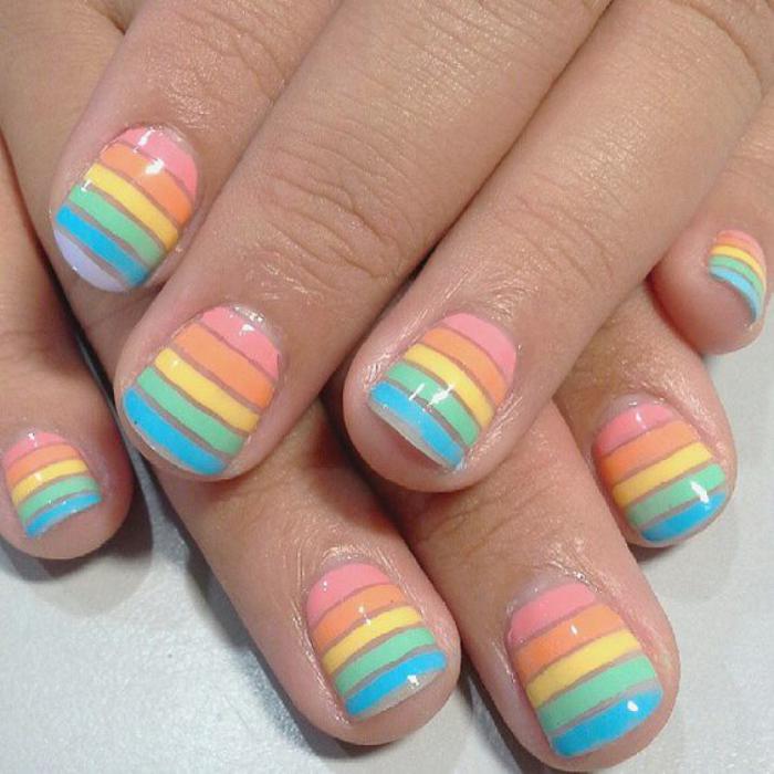 déco-ongles-lignes-multicolores-avec-striping-tape