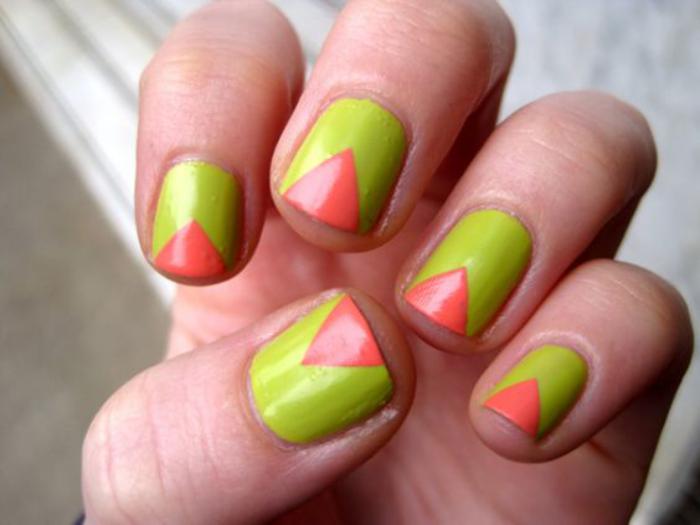 déco-ongles-vert-et-rouge-motif-triangle