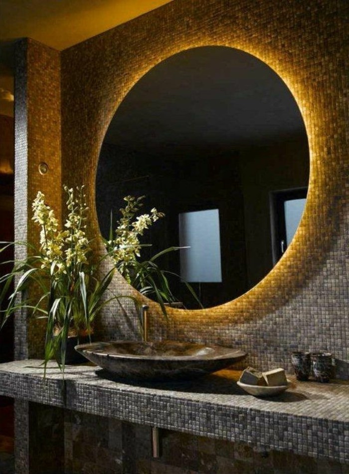 eclairage-led-miroir-rond-salle-de-bain-en-mosaique-gris-foncé-plantes-vertes-d-interieur
